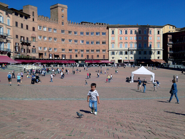 Skaistākais Itālijas laukums Piazza del Campo jāmeklē Sjēnā.