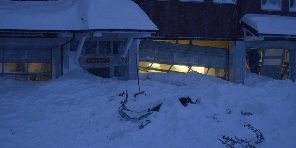 300 metrus plata sniega lavīna ietriecas Šveices kalnu viesnīcā; daļa restorāna aprakta zem sniega masām