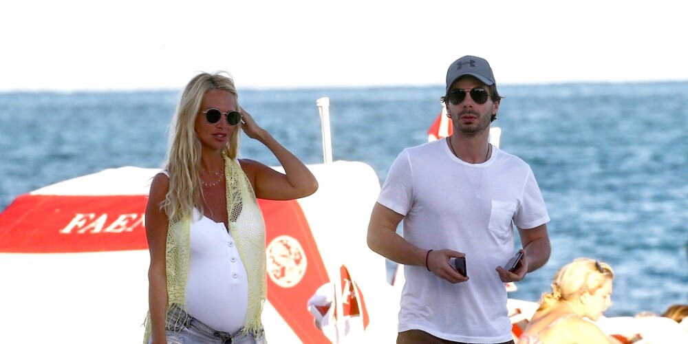 Папарацци сфотографировали беременную Викторию Лопыреву и ее бойфренда на пляже в Майами