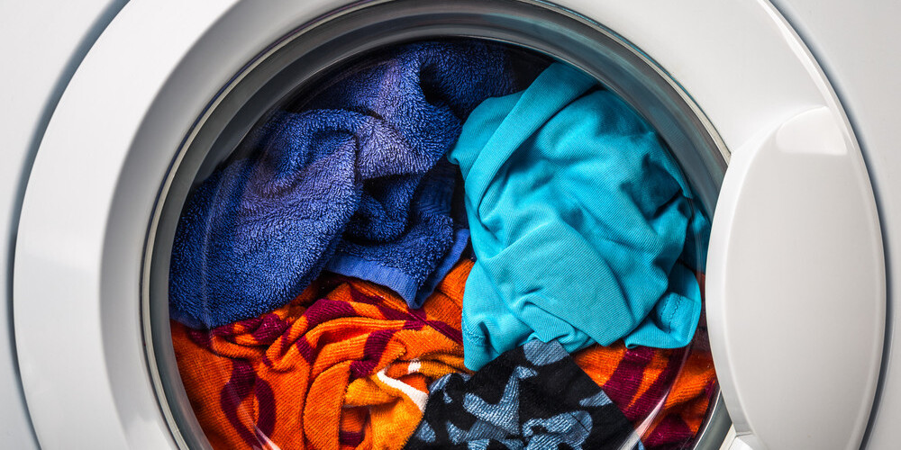 Uzzini, kā samazināt veļas mazgāšanas elektrības patēriņu un paildzināt apģērba mūžu