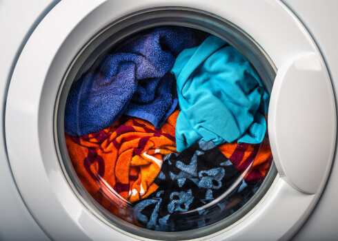 Uzzini, kā samazināt veļas mazgāšanas elektrības patēriņu un paildzināt apģērba mūžu
