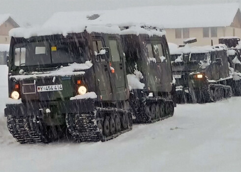 Bavārija netiek galā ar sniegputeni: pie sniega tīrīšanas ķērusies arī armija