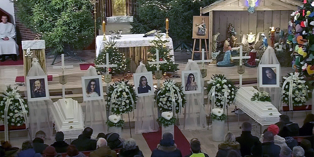 В Польше похоронили школьниц, погибших при пожаре в эскейп-руме