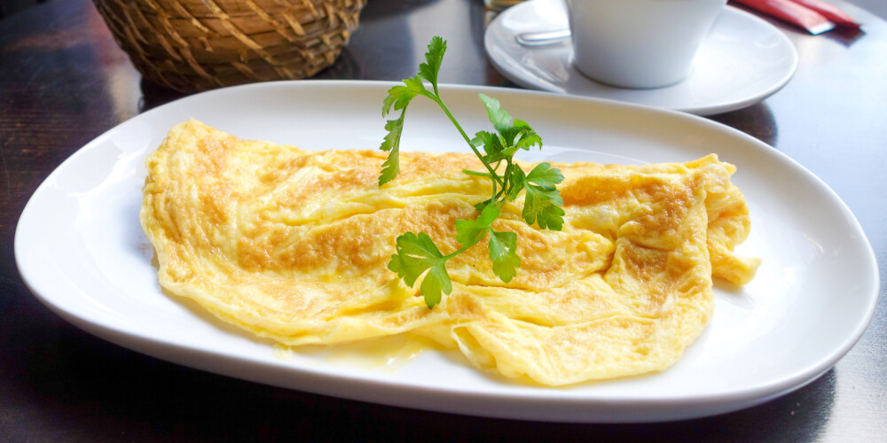 4 receptes, kā pagatavot populāro franču virtuves ēdienu - omleti