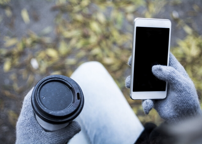 Praktiski padomi, kā paildzināt mobilā telefona akumulatora mūžu aukstā laikā