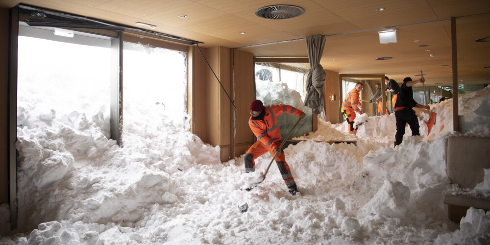 FOTO: tā izskatās Šveices viesnīcā, kurā ietriecās 300 metru plata sniega lavīna
