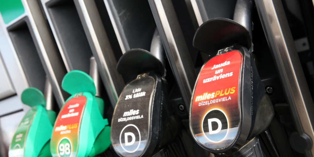 Degvielas tirgotājs skaidro, kāpēc Latvijā un Lietuvā ir tik atšķirīgas cenas