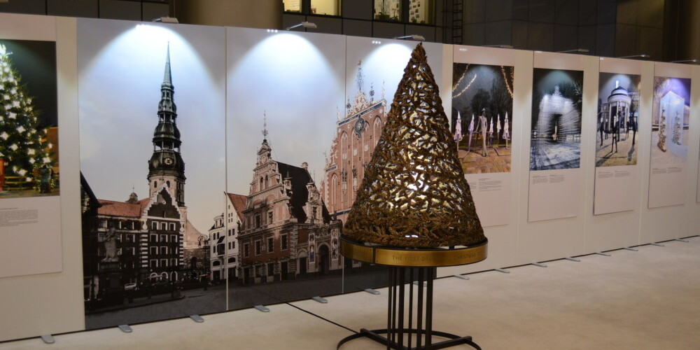 «История рижской елки»: в Брюсселе знакомятся с легендой о первой рождественской елке