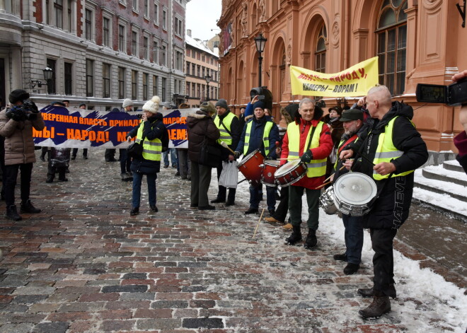 FOTO: vāji apmeklētā Krievu savienības protestā aicina "nodrošināt sociālo un nacionālo taisnīgumu"