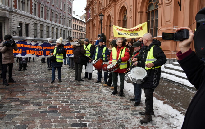 Doma laukumā morisinās Latvijas Krievu savienības organizēts protesta pasākums, lai prasītu Latvijā nodrošināt sociālo un nacionālo taisnīgumu.