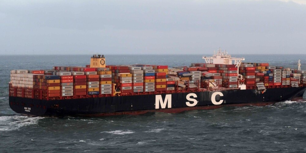Ziemeļjūrā sāks izcelt vētrā no kuģa noskalotos konteinerus