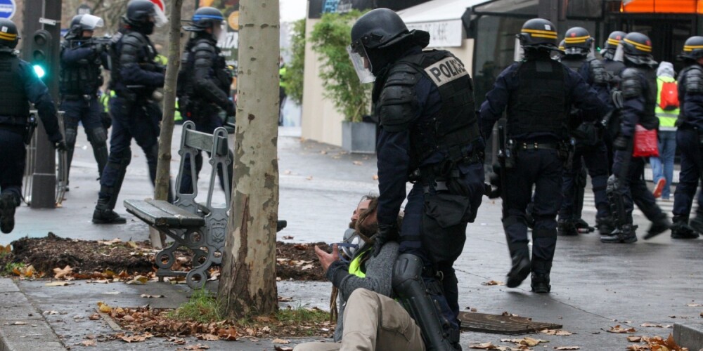 "Желтые жилеты" снова вышли на улицы Парижа: беспорядки, слезоточивый газ и резиновые пули