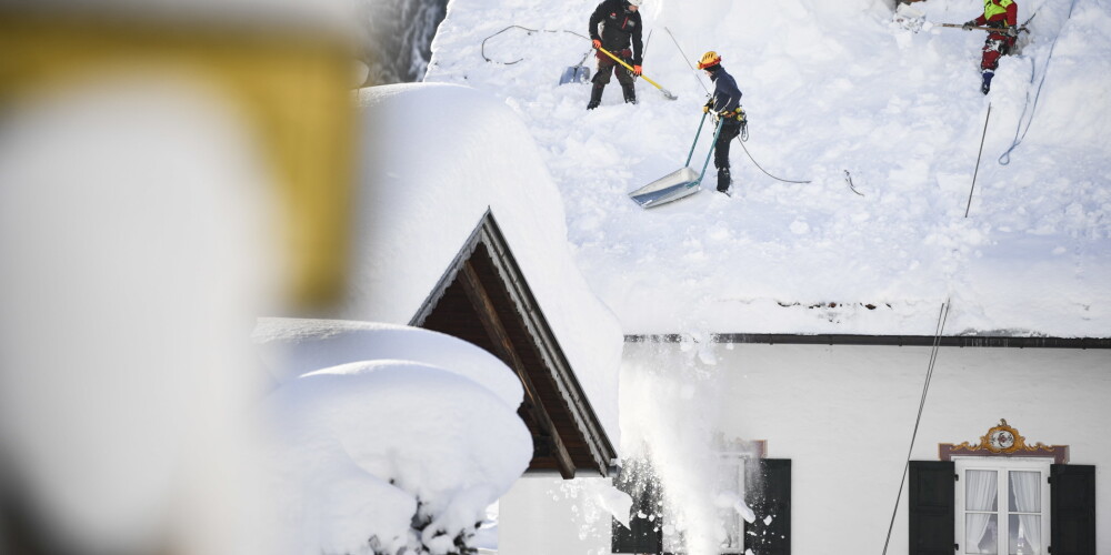 Kritiska situācija Alpos: stiprās snigšanas dēļ izsludināts augstākās pakāpes brīdinājums