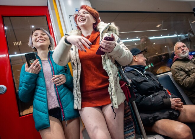 FOTO: tūkstošiem cilvēku visā pasaulē vizinās metro bez biksēm