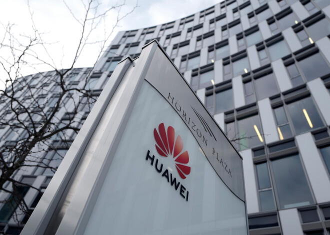 "Huawei" atlaidis Polijā aizdomās par spiegošanu aizturēto darbinieku