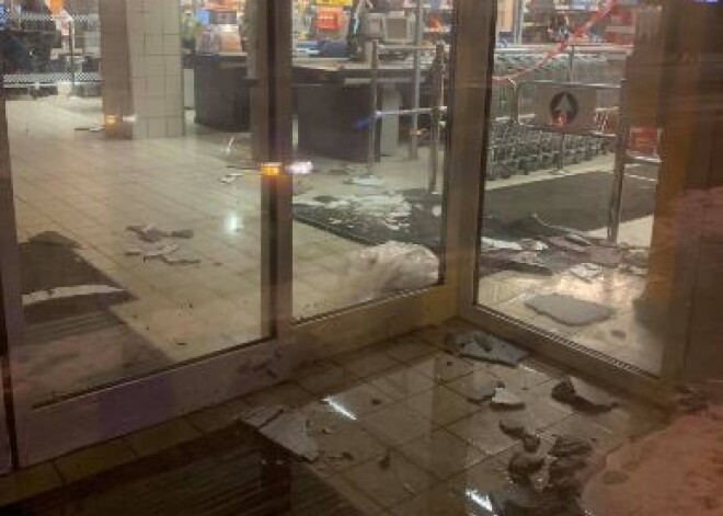 "Maxima" veikalā Rīgā mitruma dēļ atdalījušies un nokrituši griestu fragmenti