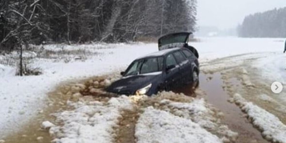 FOTO: izklaides brauciens neizdevās - BMW automašīna Valkas novadā ielūzusi aizsalušā ezerā