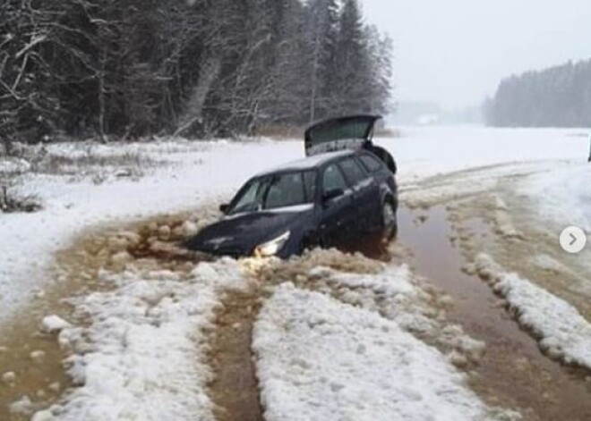 FOTO: izklaides brauciens neizdevās - BMW automašīna Valkas novadā ielūzusi aizsalušā ezerā