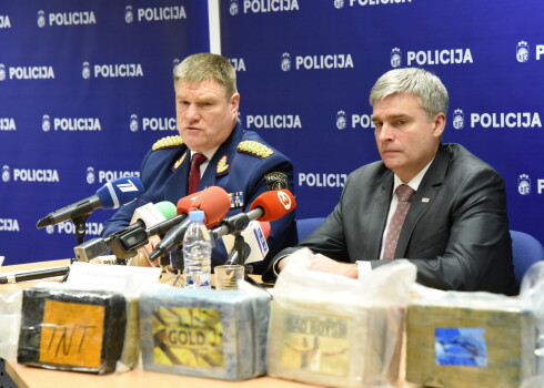 Valsts policijas priekšnieks Ints Ķuzis (no kreisās) un Valsts policijas Galvenās kriminālpolicijas pārvaldes priekšnieks Andrejs Grišins piedalās preses konferencē, kurā informē par izņemtajām vairāk nekā divām tonnām kokaīna, kas ir līdz šim lielākā kokaīna krava Latvijā.