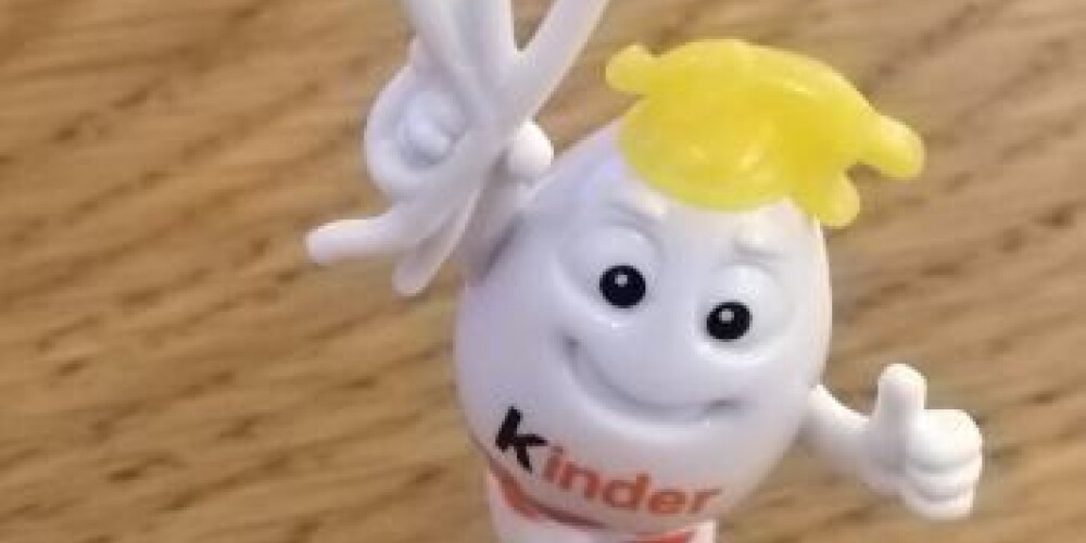 "Kinder Surprise" pēc mātes sašutuma no tirdzniecības atsauc rasistisku rotaļlietu