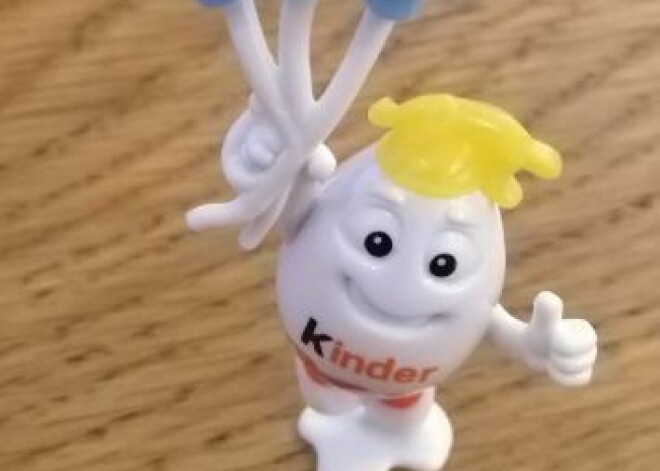 "Kinder Surprise" pēc mātes sašutuma no tirdzniecības atsauc rasistisku rotaļlietu