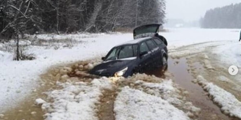 Фото: под Валкой водитель без прав на BMW с пассажирами провалился в замерзшее озеро