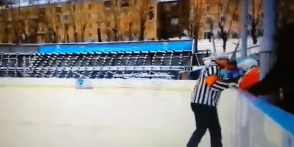 Tiesnesis Krievijā mača laikā iesit jaunam hokejistam, kurš zaudē samaņu