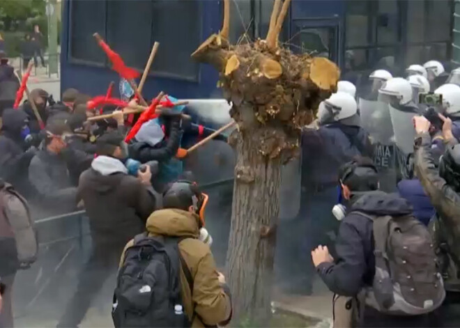 VIDEO: Atēnās skolotāju un skolēnu pretestu policisti kliedē ar asaru gāzi
