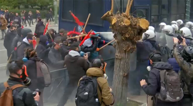 Sadursmes izcēlās, kad simtiem protestētāju centās izlauzties cauri policistu rindām.