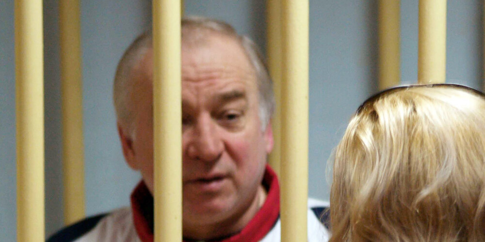 Sergejs Skripaļs ir krievu dubultaģents. Skripaļs un viņa meita Jūlija 2018. gada 4.martā Anglijas pilsētā Solsberi tika atrasti bez samaņas uz soliņa parkā. Lielbritānijas varasiestādes uzskata, ka Skripaļiem uzbrukts ar Krievijā izstrādāto nervus paralizējošo vielu "Novičok". Londona un tās sabiedrotie Skripaļu saindēšanā vaino Krieviju, kas to kategoriski noliegusi.