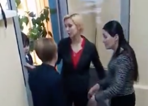 На видео попало, как учителя выгоняют голодного школьника из столовой