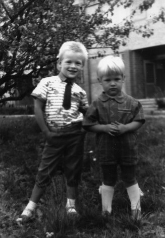 Brāļi Leperi bērnībā.