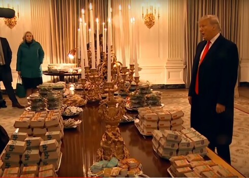 Угощающий бургерами Трамп разлетелся на мемы