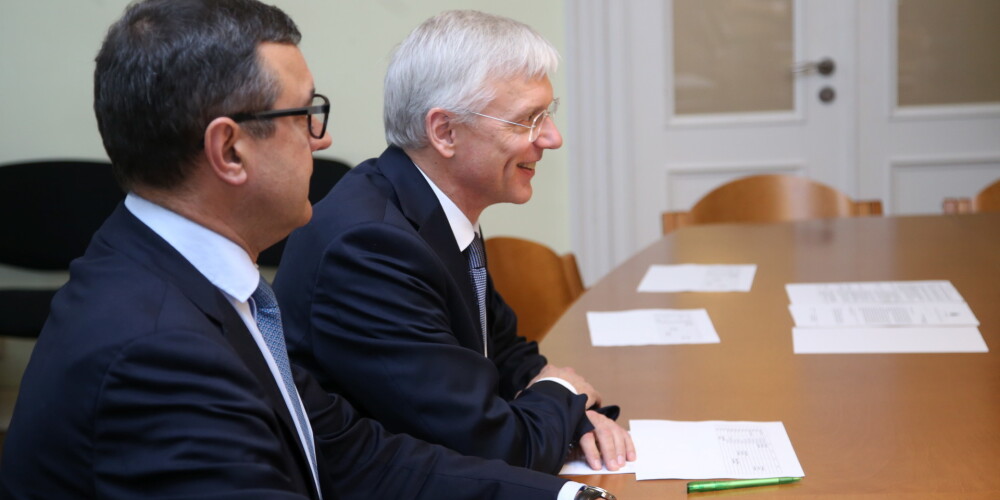 Partiju apvienības "Jaunā Vienotība" pārstāvji - labklājības ministrs Jānis Reirs (no kreisās) un Valsts prezidenta nominētais Ministru prezidenta amata kandidāts Krišjānis Kariņš.