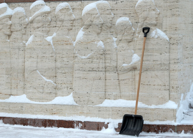 Otrdienas vakarā un naktī uz trešdienu Rīgā spēcīgi sniga, kā rezultātā sniega segas biezums Rīgas centrā pieaudzis no 7 līdz 15 centimetriem.