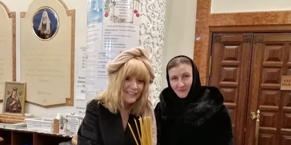 Алла Пугачева появилась в церкви в странном головном уборе