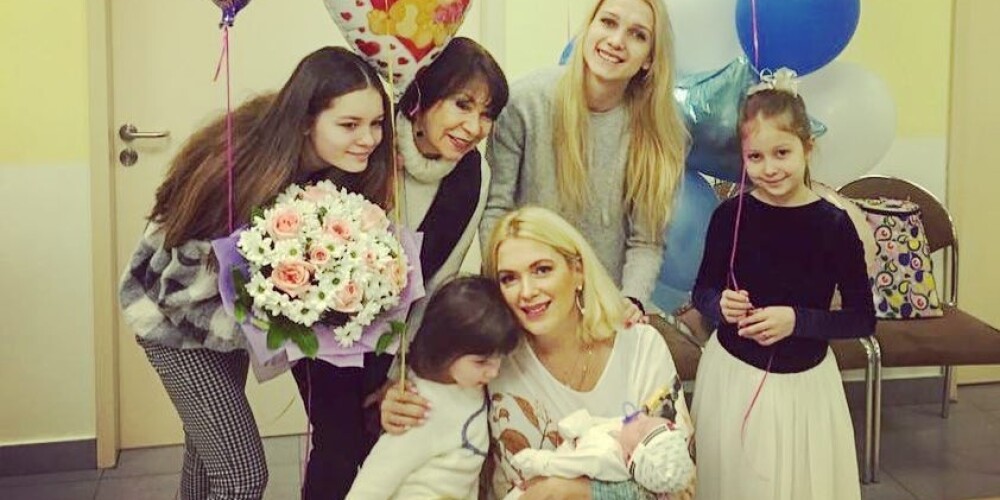 Фото дня: четверо детей Марии Порошиной встретили ее из роддома с новорожденным малышом