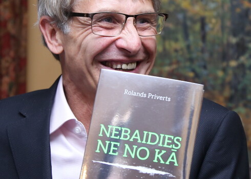 Grāmatas "Nebaidies ne no kā" autors Rolands Priverts grāmatas atvēršanas svētkos.