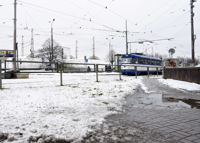 Šodien Latvijā būs vējains un gaidāms gan lietus, gan sniegs