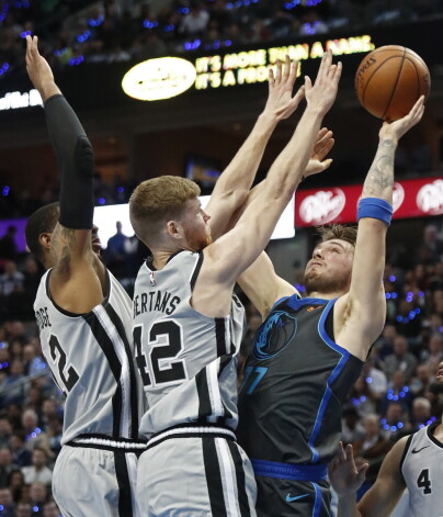 Dāvja Bertāna pārstāvētā Sanantonio "Spurs" komanda izbraukumā ar rezultātu 105:101 uzvarēja Dalasas "Mavericks".