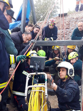 Pagaidām kameras izdevies nolaist tikai 73 metru dziļumā - tālāk to aizsprosto sacietējusi augsne un akmeņi.