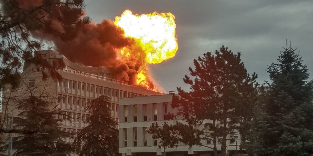 Lionas universitātē nogranduši vairāki sprādzieni, iestādes jumtu pārņēmušas liesmas