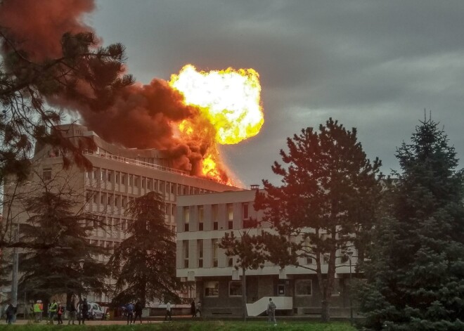 Lionas universitātē nogranduši vairāki sprādzieni, iestādes jumtu pārņēmušas liesmas