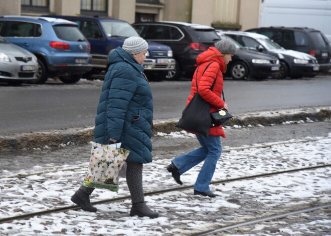 Vakarā atsāksies ceļu apledošana; piektdienas rītā gaidāms sals līdz -11 grādiem