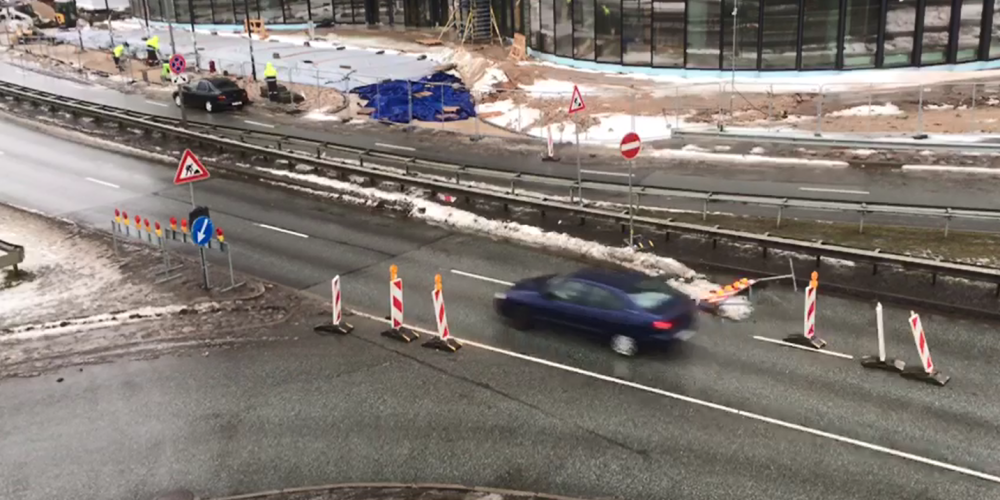 Aculiecinieka video: Rīgas centrā virkne autovadītāju klaji ignorē "ķieģeli" jeb aizlieguma zīmi