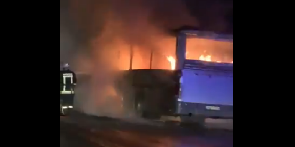 Uz Rīgas-Jelgavas šosejas milzīgām liesmām nodeg pasažieru autobuss