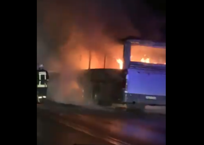 Uz Rīgas-Jelgavas šosejas milzīgām liesmām nodeg pasažieru autobuss