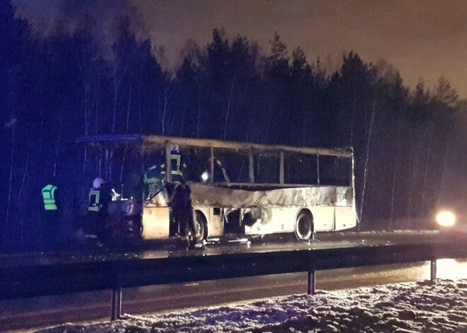 Nelaime sākusies apmēram 500 metru pirms pagrieziena uz Medemciemu. Autobuss pilnībā izdedzis, cietušo nav.