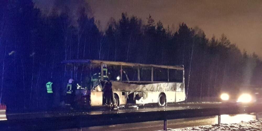 Видео: на шоссе Рига-Елгава воспламенился пассажирский автобус