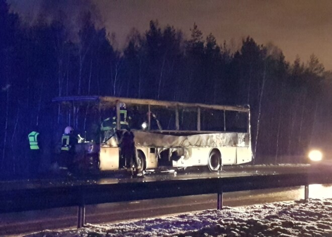Видео: на шоссе Рига-Елгава воспламенился пассажирский автобус